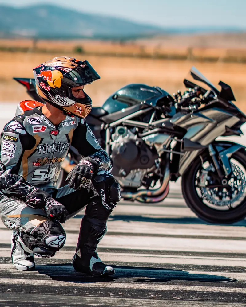Red Bull kasklı yarışçı, Kawasaki H2 motosikletin yanında